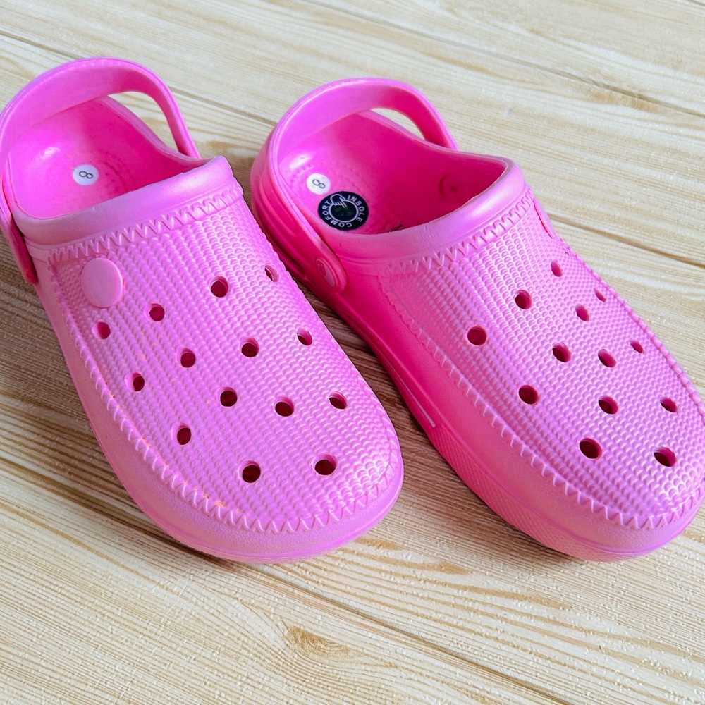 Wmn’s sz 8 Comfy Sandals Clogs Crocs Pink